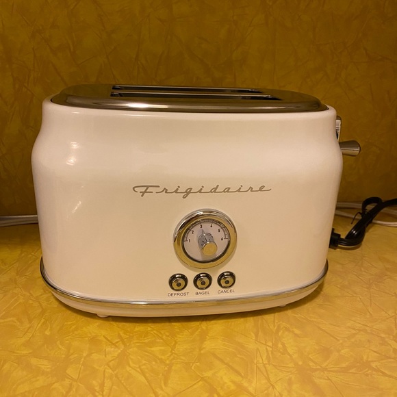 Frigidaire Retro White Toaster Frigidaire Toaster Retro 2025